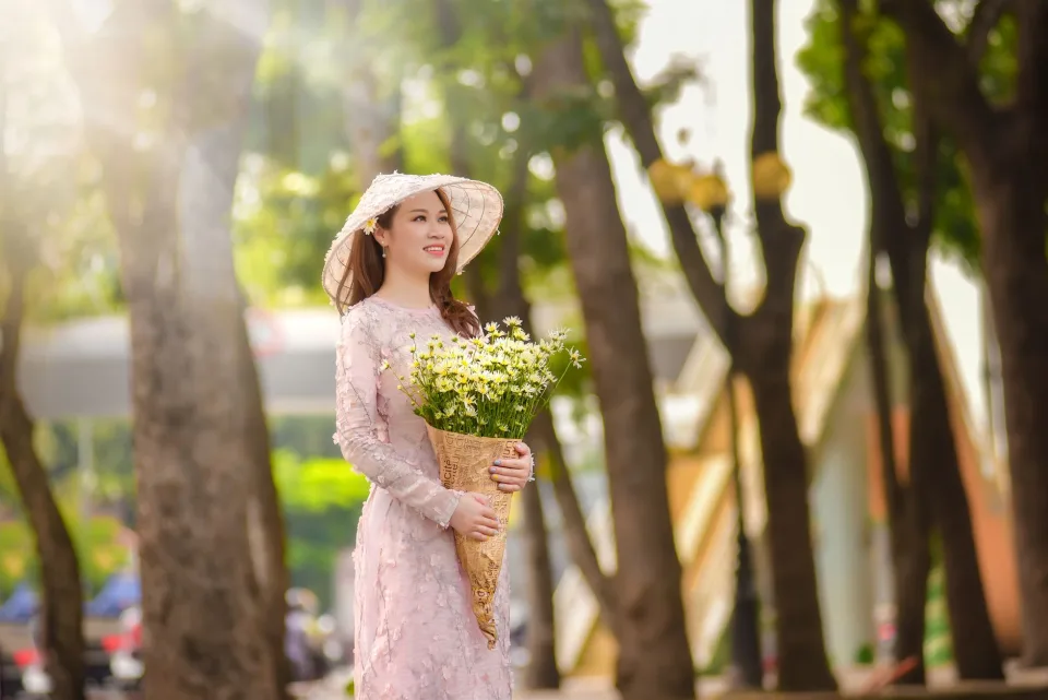 Cô chấm và chữa từng bài